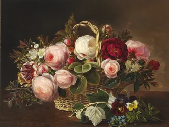 Roser og sommerblomster i kurv på en karm